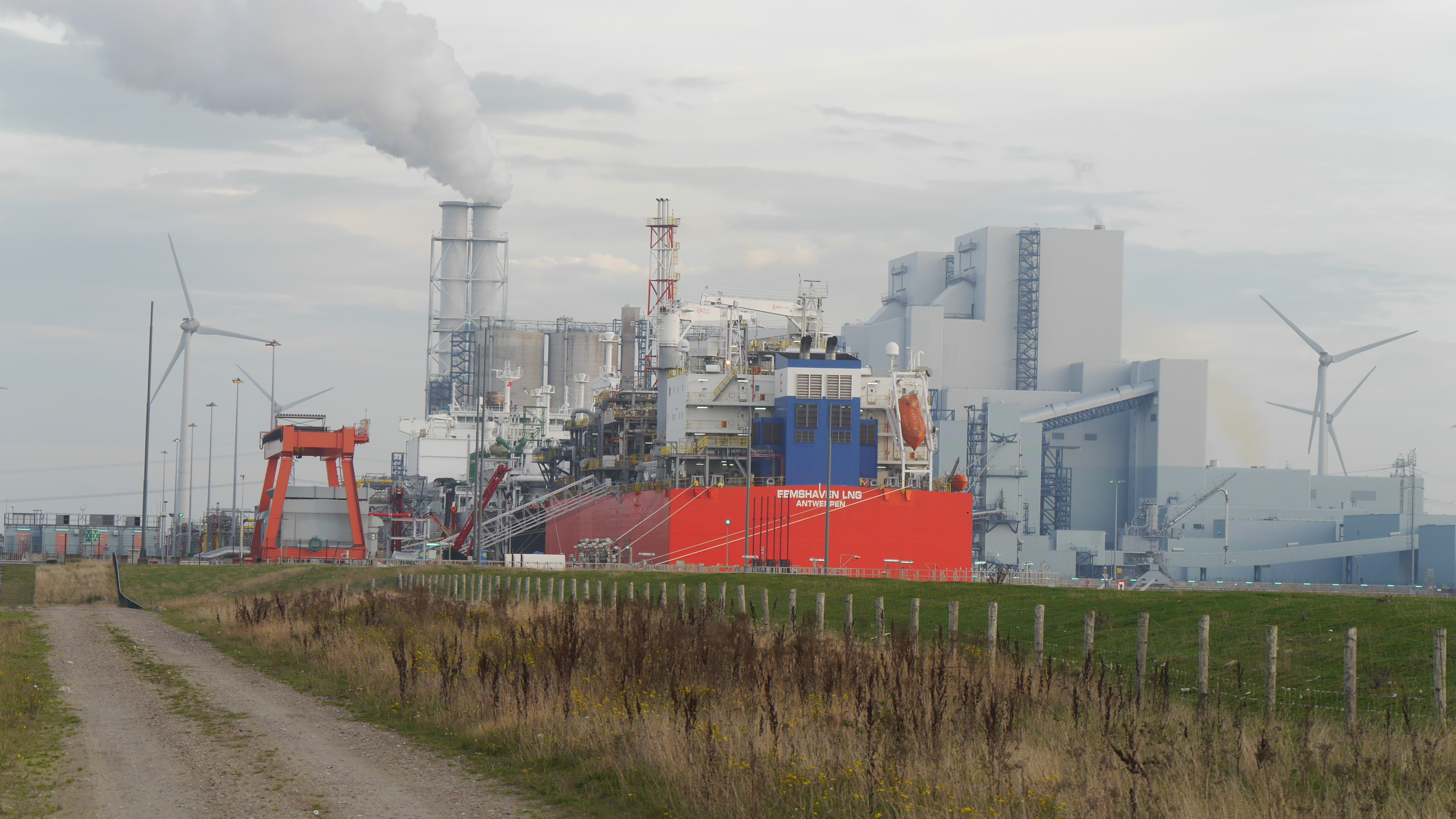 Buque junto a una terminal de gas natural licuado en el puerto de Wilhelmina, Países Bajos.