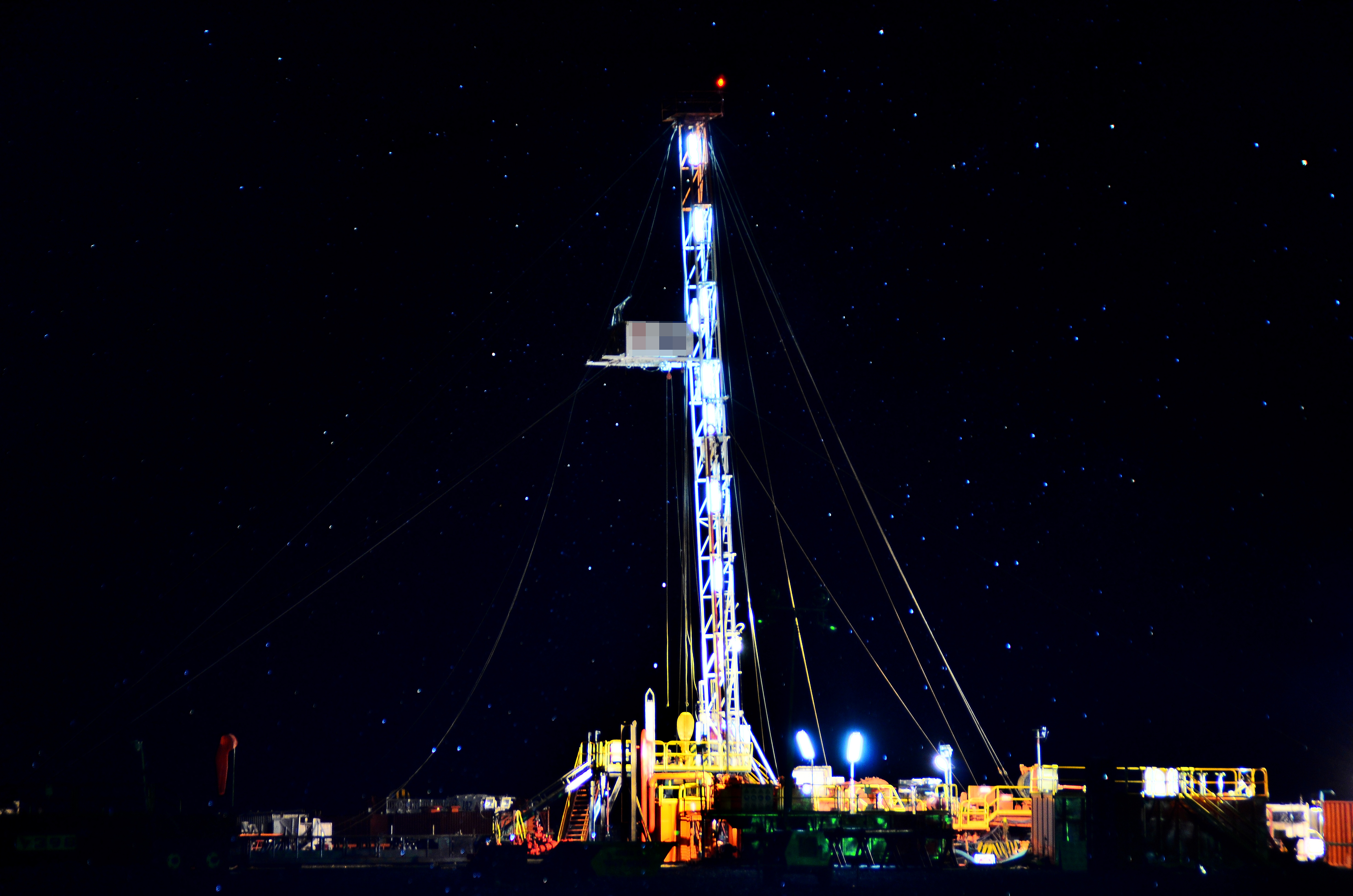 Actividad hidrocarburífera nocturna en Vaca Muerta, cerca de Añelo.