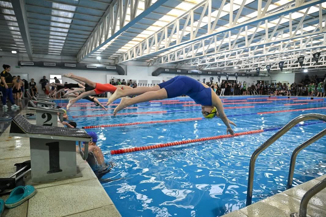 Nadadores durante la tercera fecha del Torneo Provincial de Natación en Cutral Co