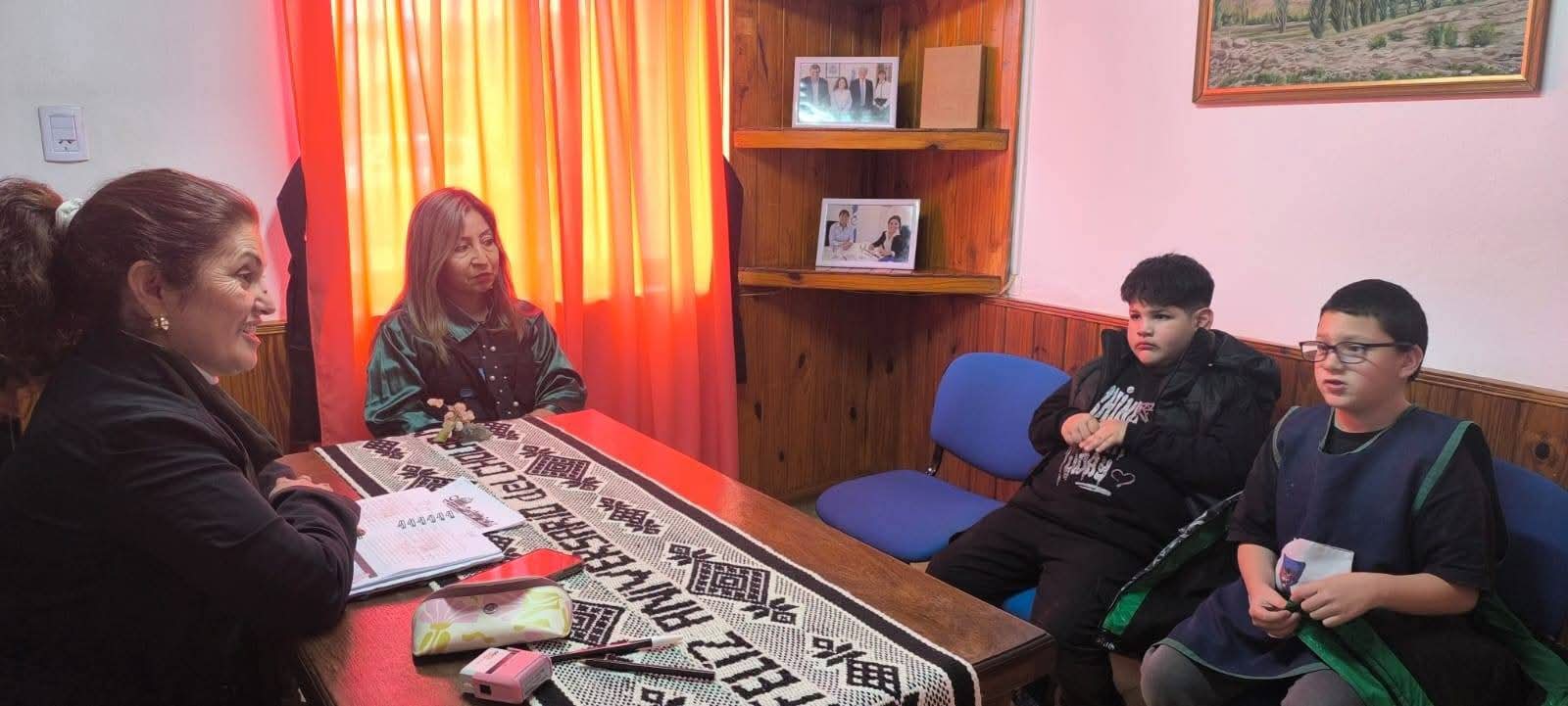 Alumnos de la Escuela 31 de El Cholar junto a su maestra