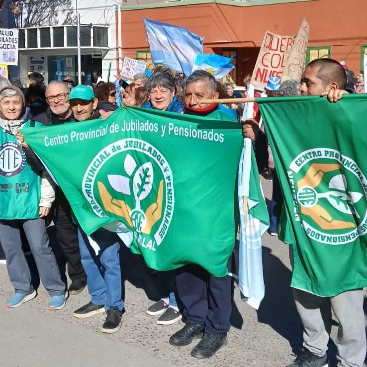 Movilización de jubilados y pensionados de ATE Neuquén frente a la sede del PAMI