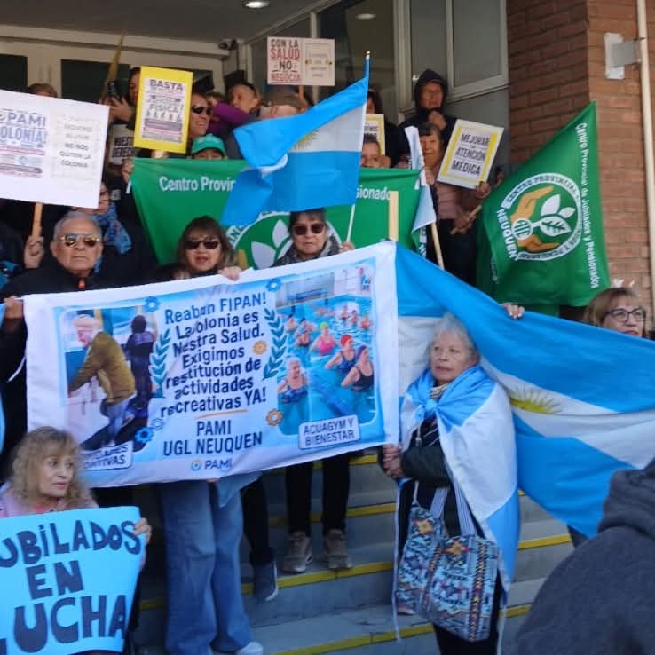 Movilización de jubilados y pensionados de ATE Neuquén frente a la sede del PAMI