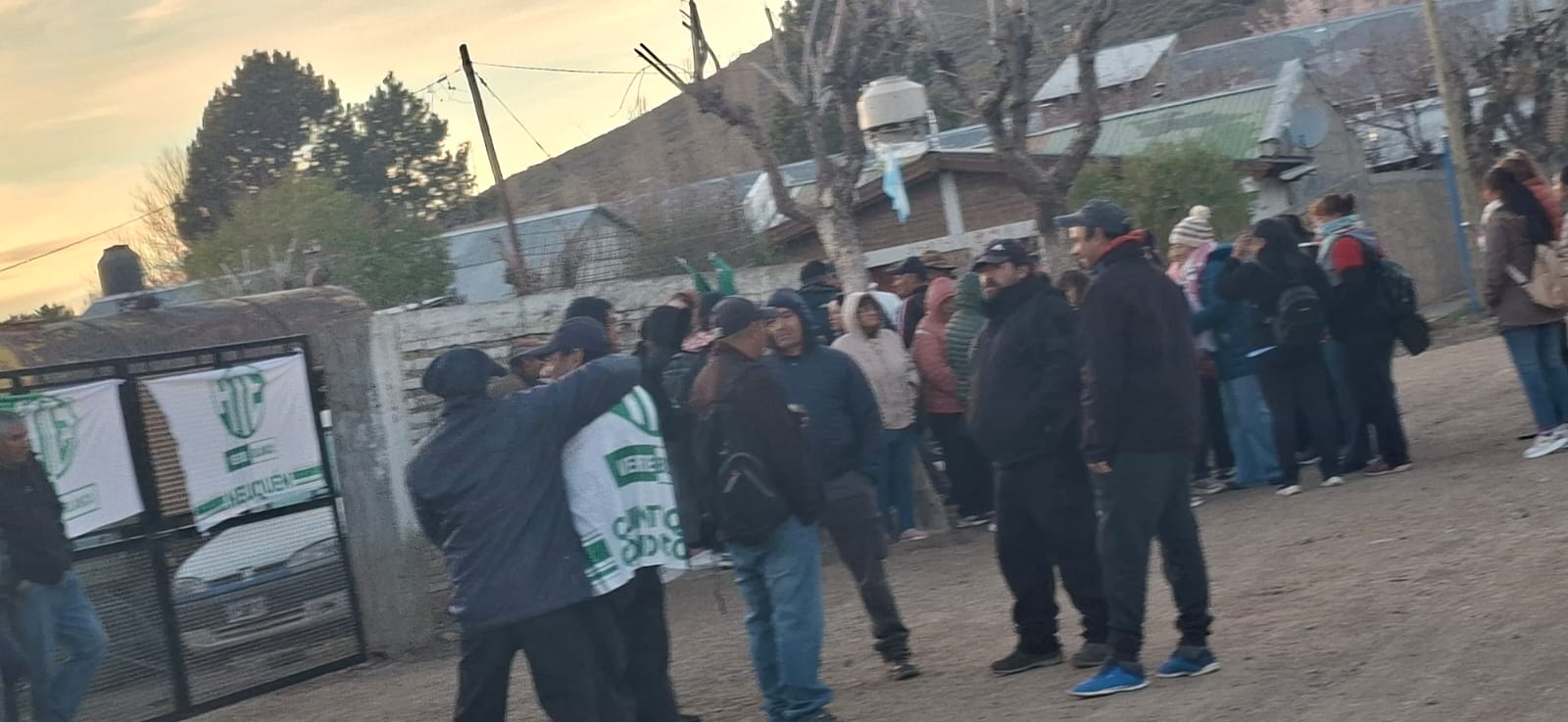 Trabajadores municipales de El Cholar durante la medida de fuerza por reclamos salariales