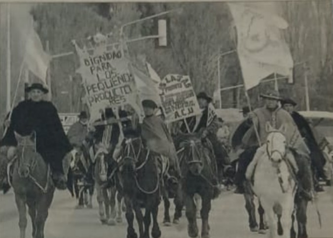 Campesinos y crianceros movilizados a caballo durante la marcha hacia Neuquén en junio de 2002.