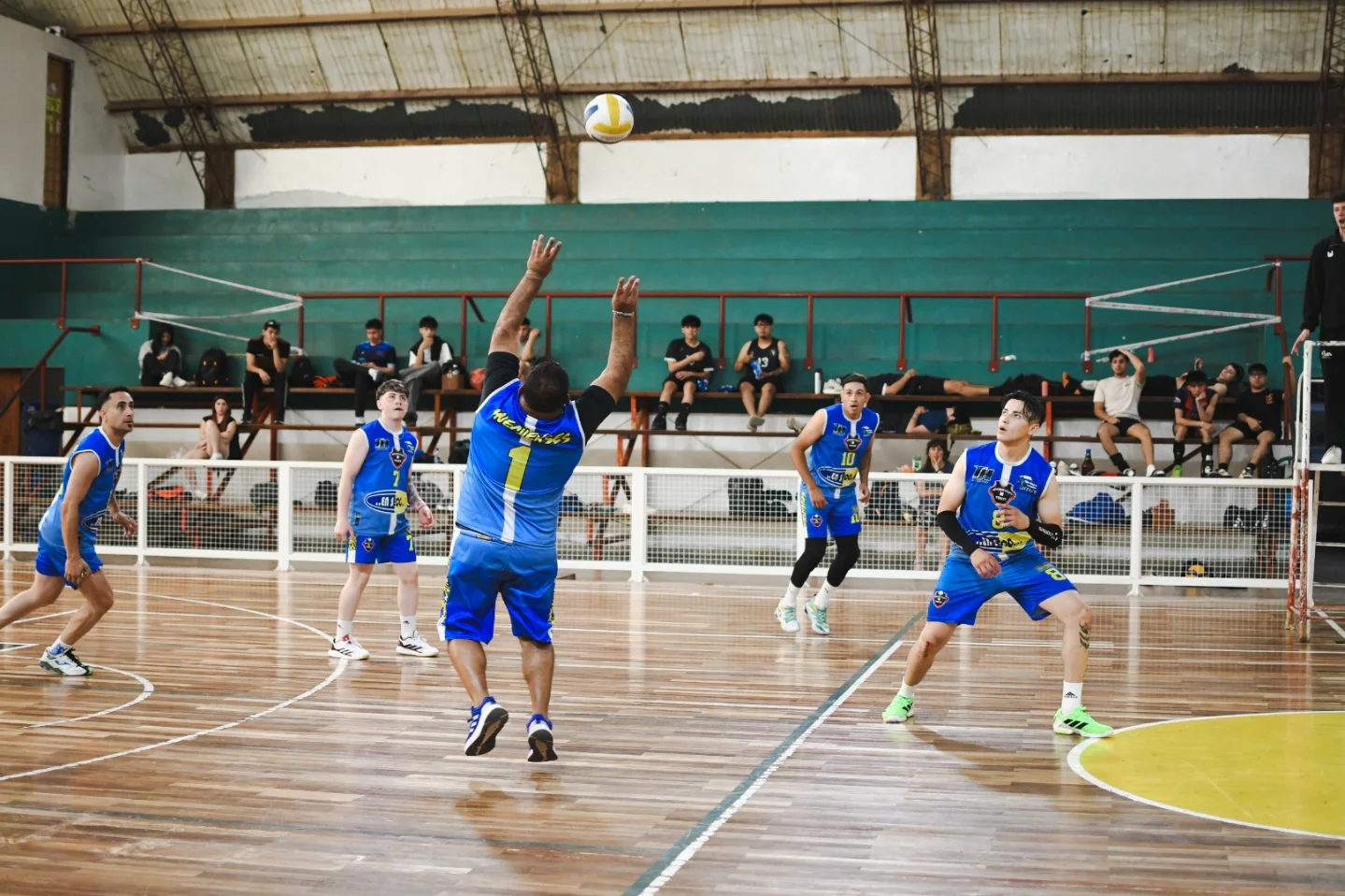 El grupo Huecuenses durante otra jornada de vóley