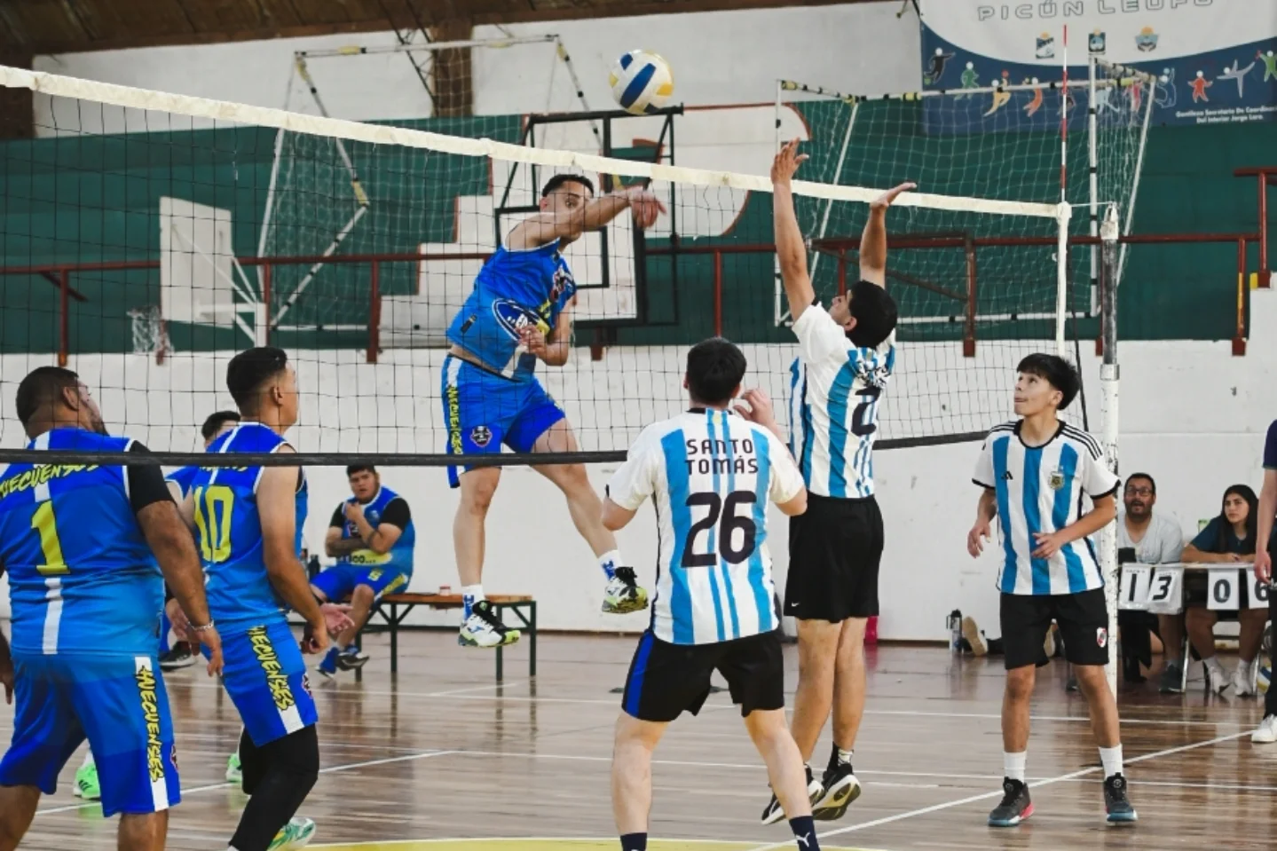 Huecuenses en actividad durante una jornada de vóley