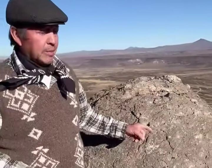 Don Blas Ortiz junto a la Piedra Redonda en Aguada del Chacay.