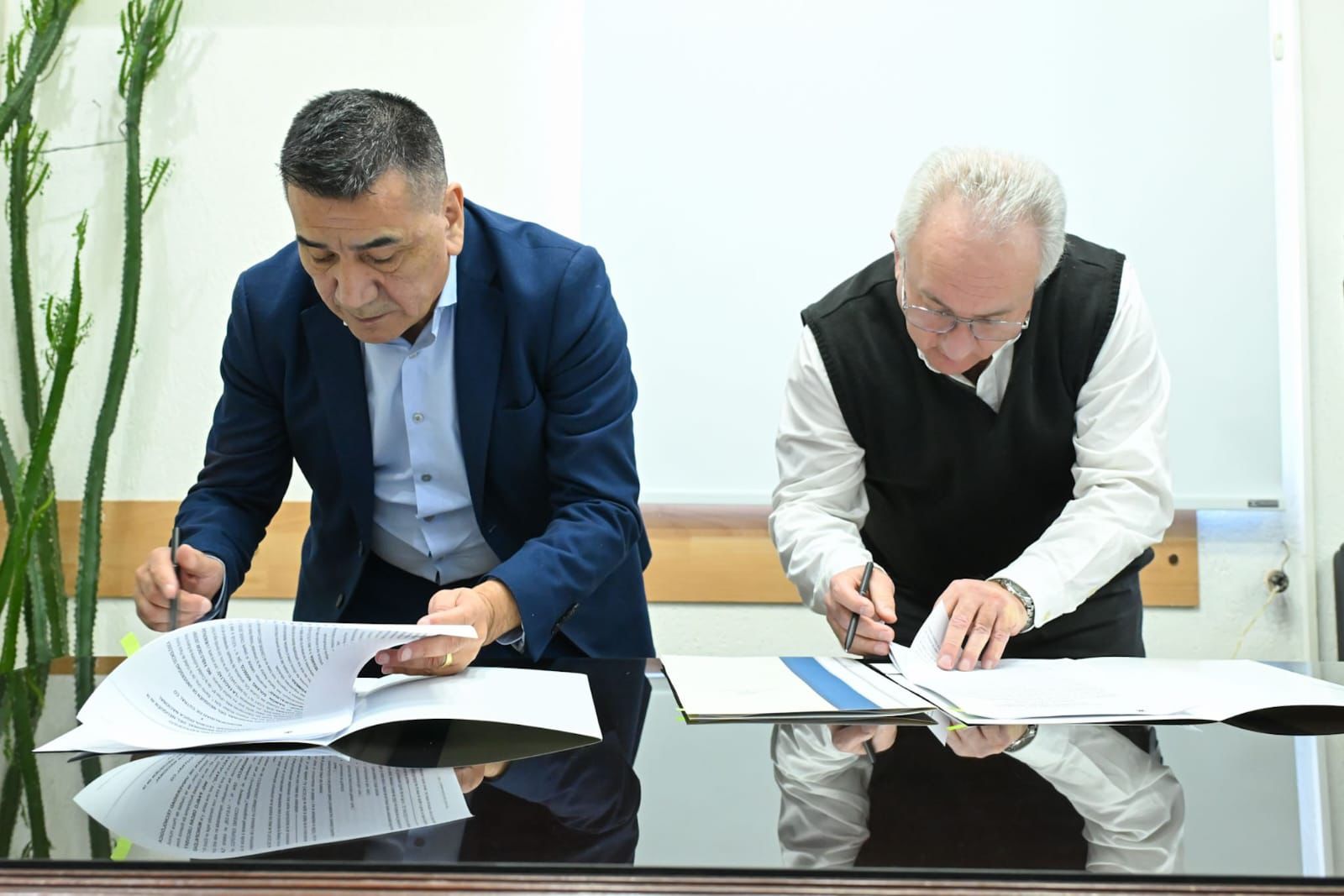 Firma del convenio entre la Municipalidad de Cutral Co y la Universidad Tecnológica Nacional para el lanzamiento de las nuevas capacitaciones.