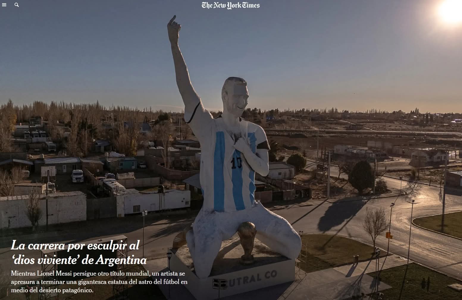 Estatua gigante de Lionel Messi ubicada sobre la Ruta Nacional 22 en Cutral Co, Neuquén.