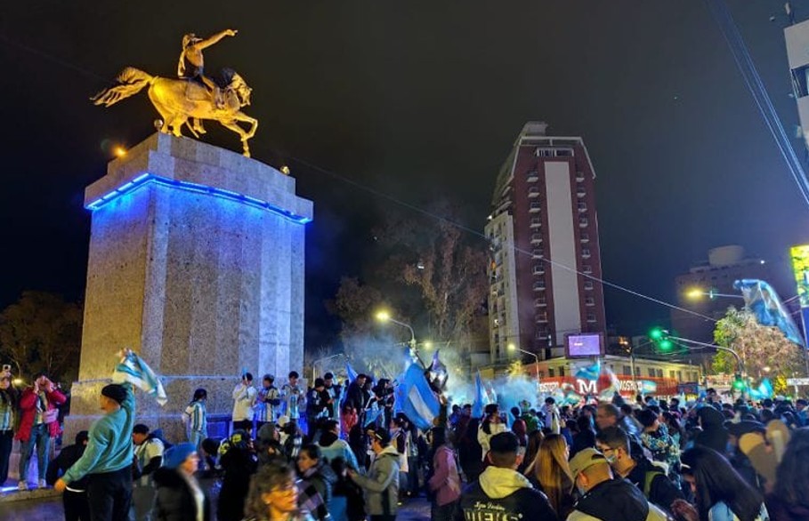 Festejos de hinchas argentinos en el Monumento a San Martín de Neuquén capital tras la clasificación a octavos de final del Mundial 2026.