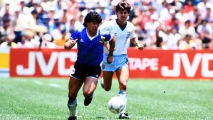 Diego Maradona avanza con la pelota ante jugadores de Inglaterra durante el Mundial de México 1986.