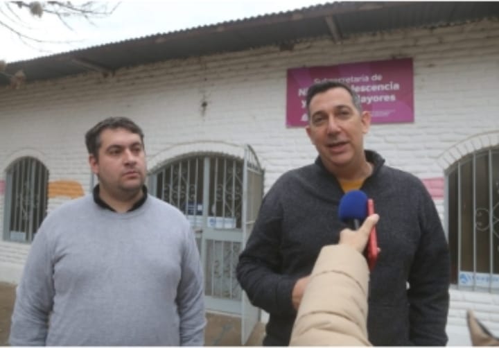 Funcionarios municipales presentan la séptima edición del concurso Jóvenes Destacados en Neuquén.