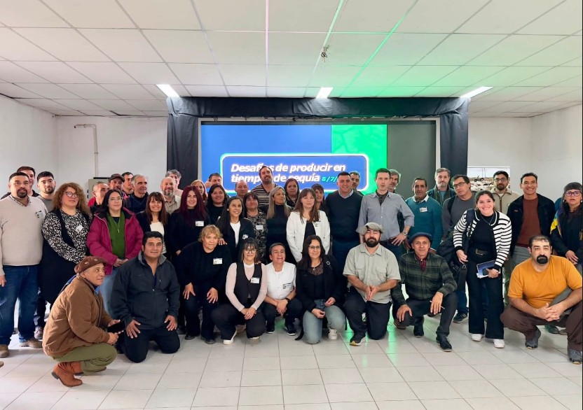 Productores, comunidades y funcionarios durante la jornada "Desafíos de producir en tiempos de sequía" realizada en Chos Malal.