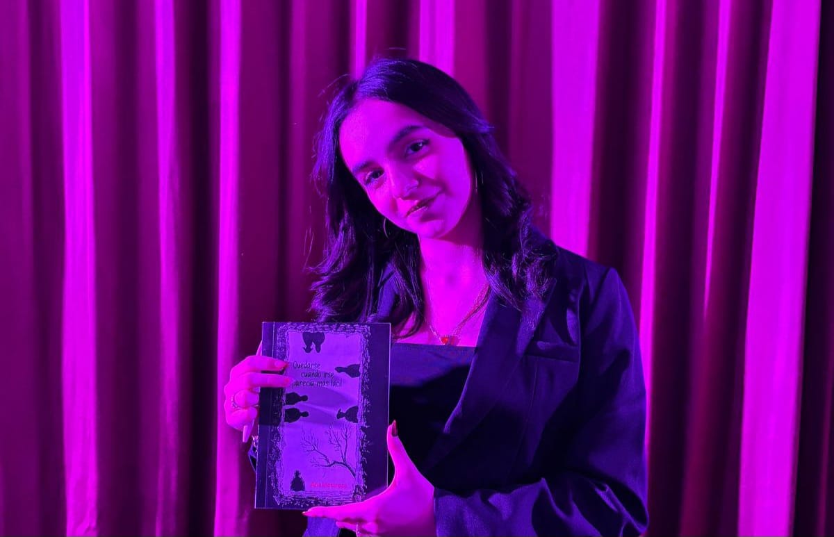 Ana Paula Inostroza junto a la portada de su libro "Quedarse cuando irse parecía más fácil".