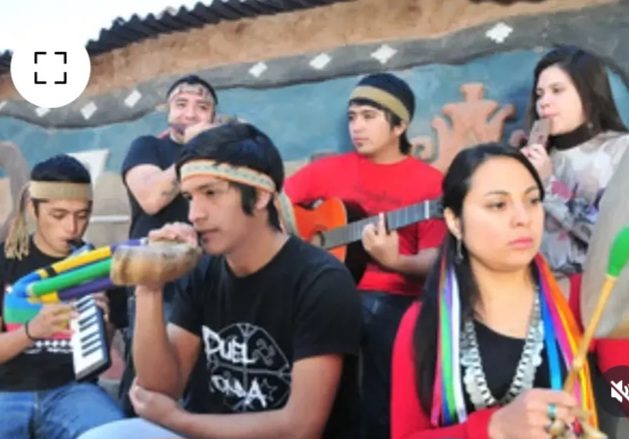 Integrantes de una banda mapuce durante una presentación musical