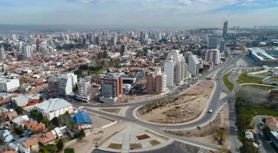 Actividad hidrocarburífera en Vaca Muerta combinada con imágenes del crecimiento urbano de Neuquén y la vida cotidiana en la región.