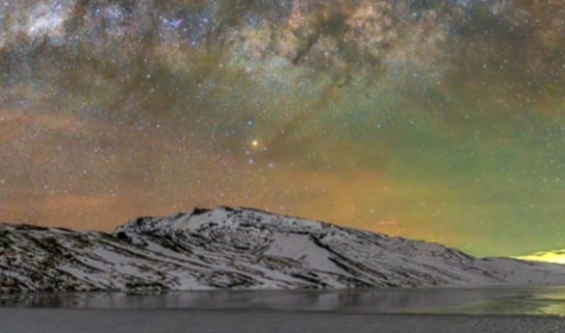 Participantes realizando fotografía nocturna bajo el cielo estrellado de Caviahue.